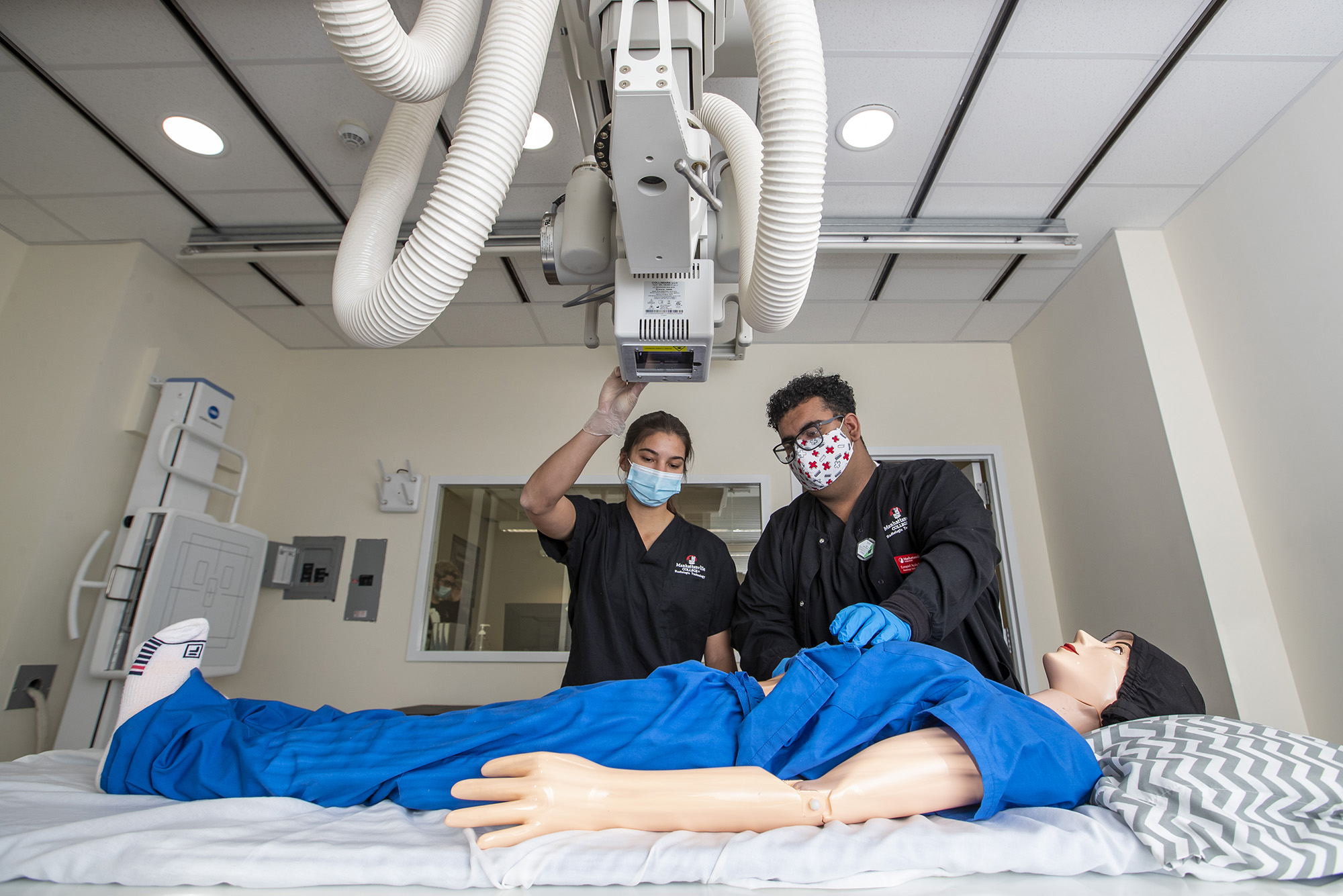 Undergraduate Radiologic Technology studentsworking in lab